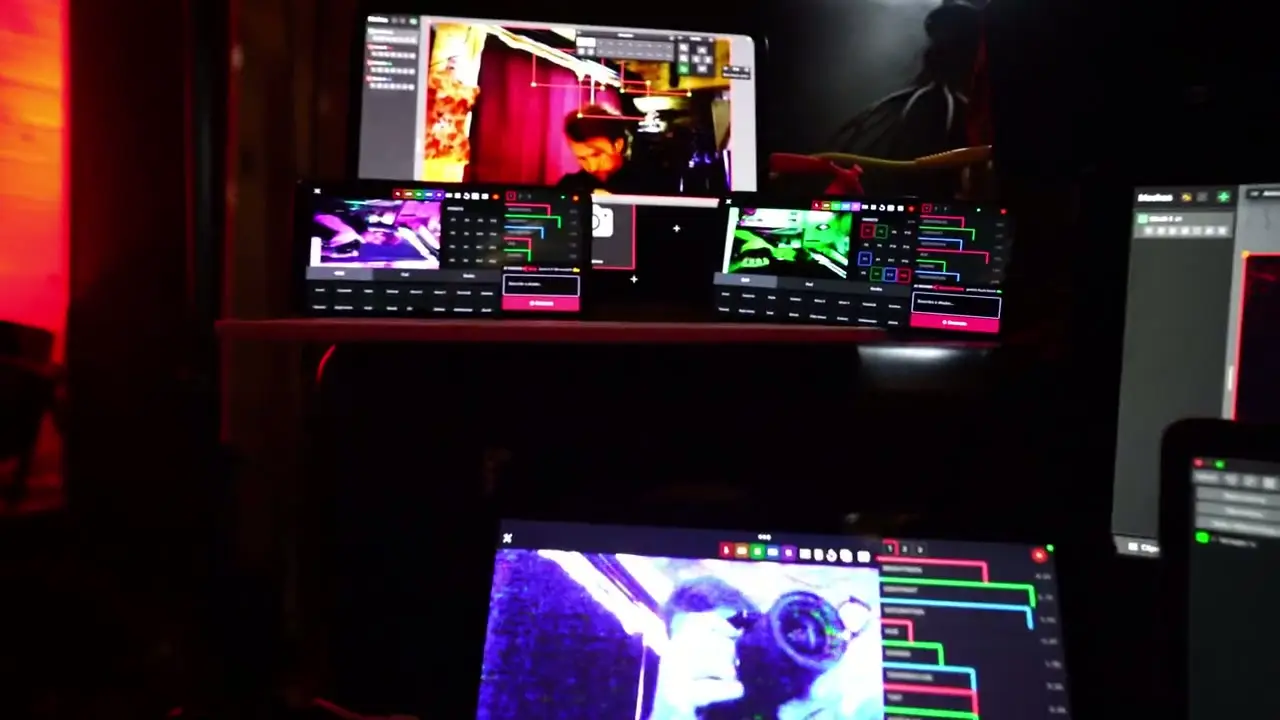 LayerMapper MApp running on several iPads, iPhones and laptops at once during a projection mapping session