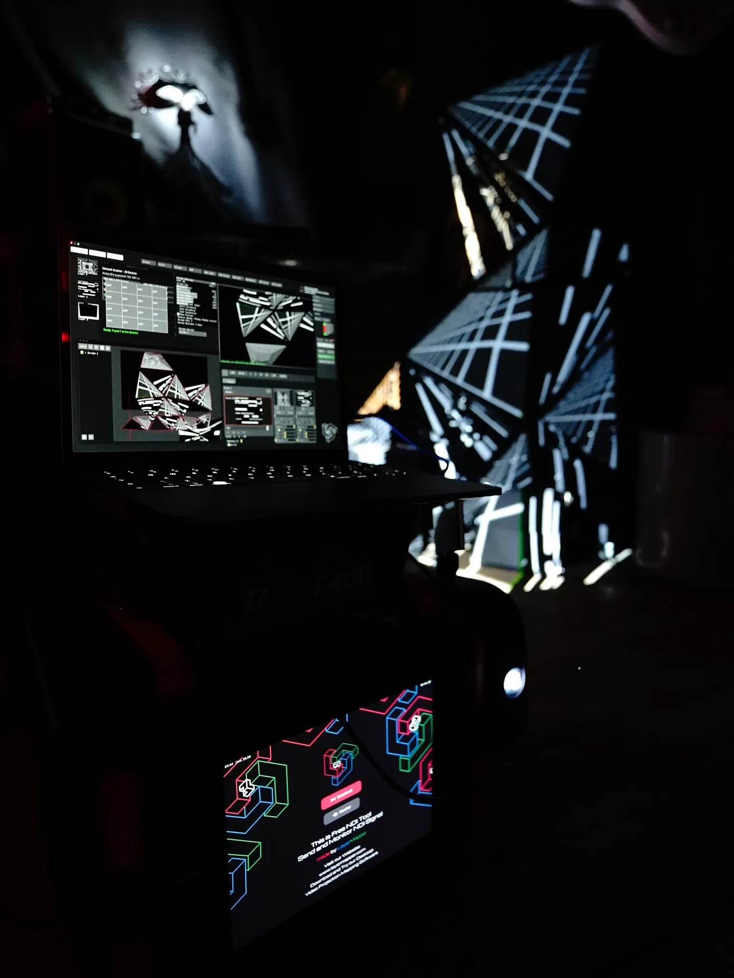 Projection beams cutting through a dark room, with the LayerMapper interface on screen.